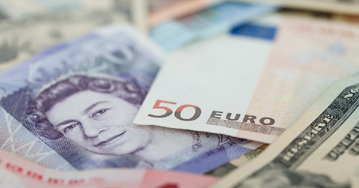 Курс евро превысил 76 рублей впервые с 16 октября.