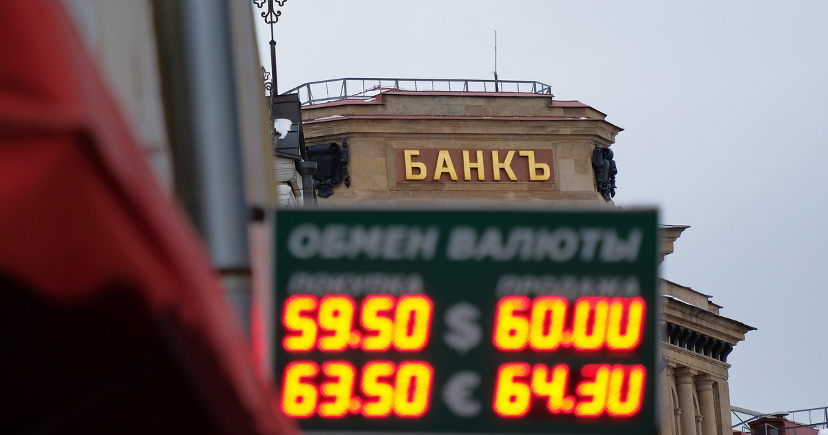 Рубль повысился к доллару и евро на фоне роста цен на нефть.