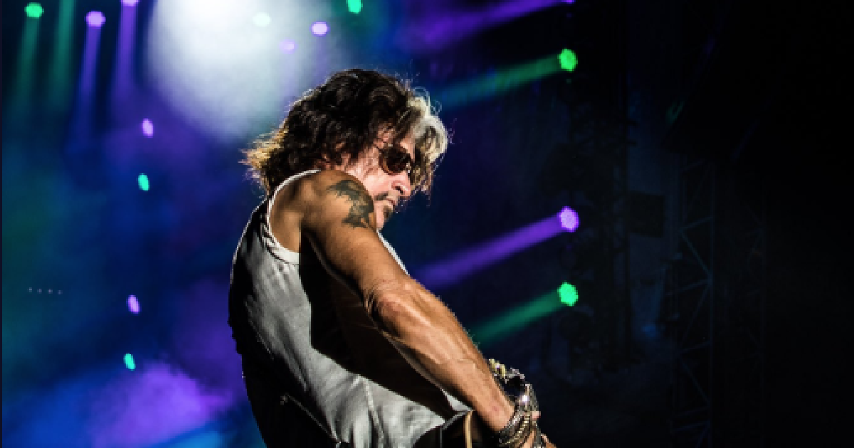 Гитариста Aerosmith госпитализировали с концерта в Нью-Йорке на носилках.