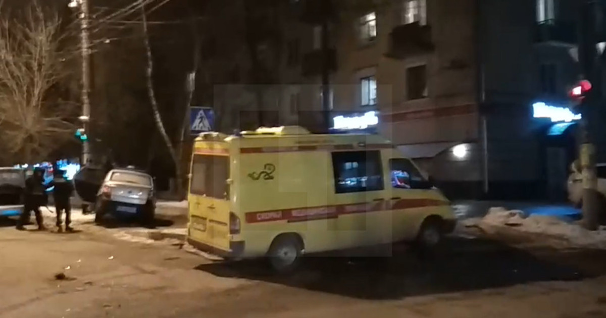 Машины скорой помощи и полиции столкнулись в Нижнем Новгороде — видео.
