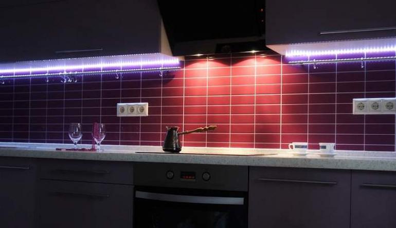 LED osvetlitev za kuhinjo pod omarami: prednosti in slabosti, pravila namestitve in delovanja
