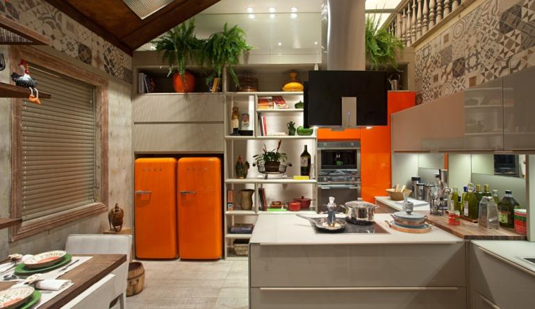 Tempat meletakkan kulkas di dapur modern kecil atau besar