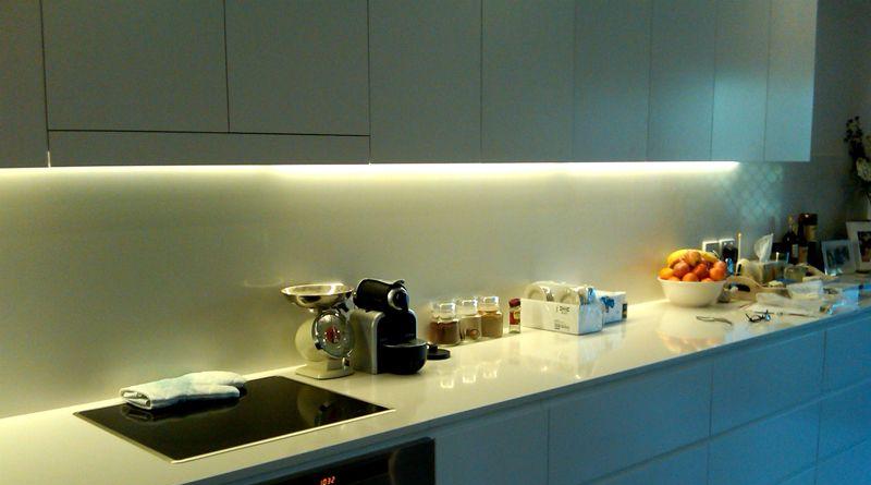 Bekväm och vacker: LED-bakgrundsbelysning för köksskåp
