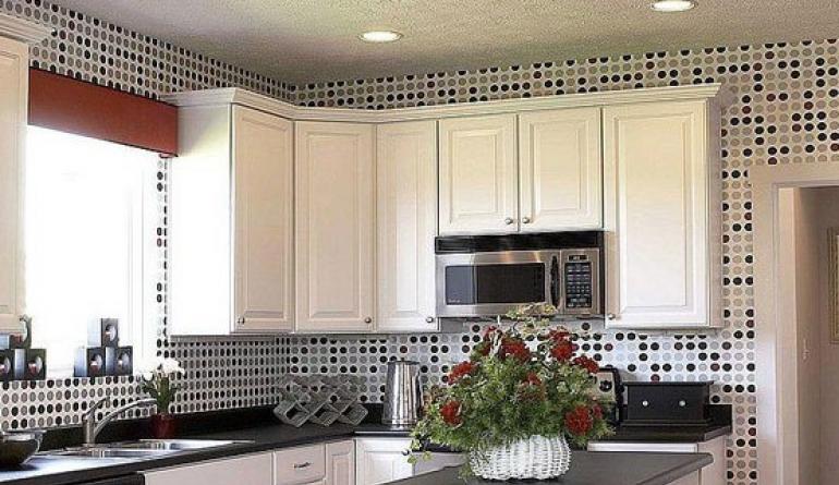 چه کاغذ دیواری برای یک آشپزخانه کوچک انتخاب کنید و چه چیزی را در نظر بگیرید