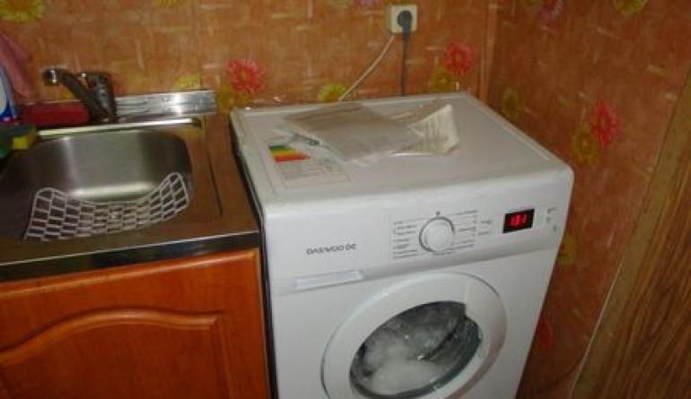Sådan integreres en vaskemaskine i køkkenet