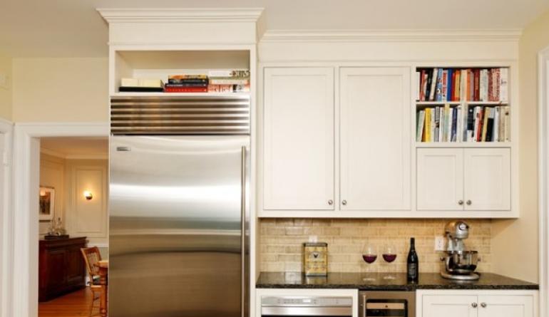Hvor skal man sætte køleskabet, hvis køkkenet er meget lille: 5 ideer