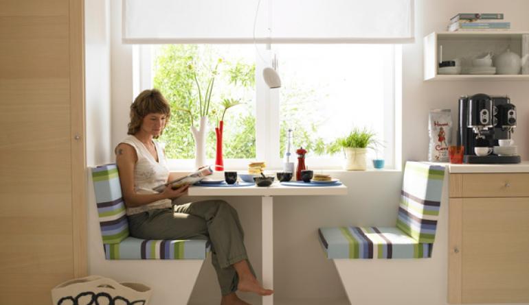 Дизайн на кухня с прозорец в средата: рационален, слънчев, необичаен