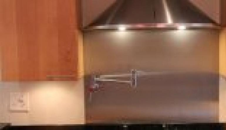 Mille korkeudelle keittiön liesituuletin tulisi asentaa?