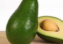 Avocado: wie man sie isst – die richtigen Reinigungsrezepte und was man dazu essen sollte