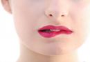 Wie man die schlechte Angewohnheit des Lippenbeißens loswird Die Gewohnheit des Lippenbeißens Psychologie