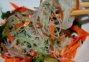 Salát s funchose recept s fotografií s krabími tyčinkami Krabí salát s funchose vejci okurky