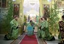 Zakaj pravoslavni verniki berejo molitve na kolenih?