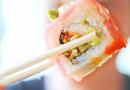 Minkä kastikkeen kanssa syöt sushia?  Kuinka syödä sushia ja sämpylöitä.  Opi syömään sämpylöitä oikein