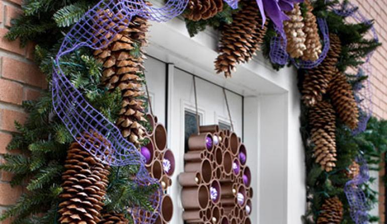 So dekorieren Sie die Türen Ihres Hauses für das neue Jahr. Halbkreisförmige Durchgänge mit Schneeflocken dekorieren