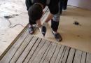 Jak položit laminát na dřevěnou podlahu?